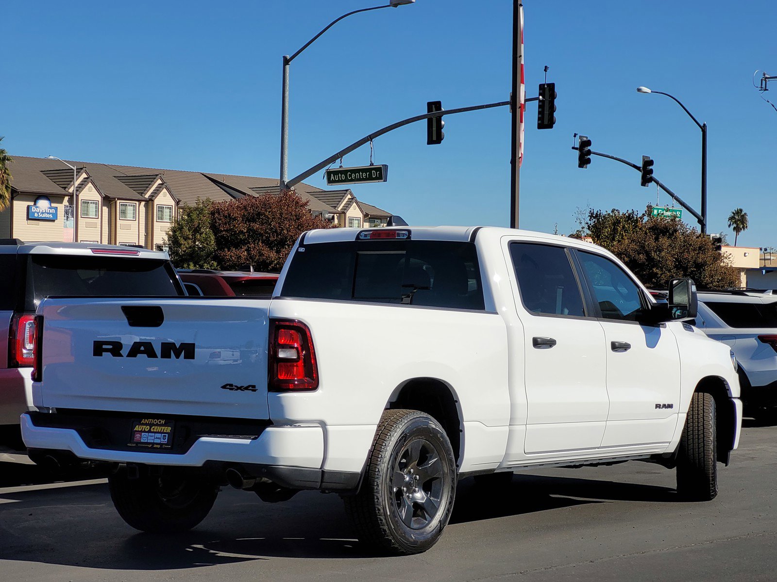2025 Ram 1500 Tradesman photo 4