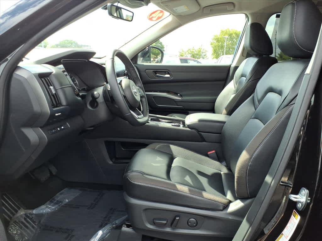 2024 Nissan Pathfinder SL photo 9