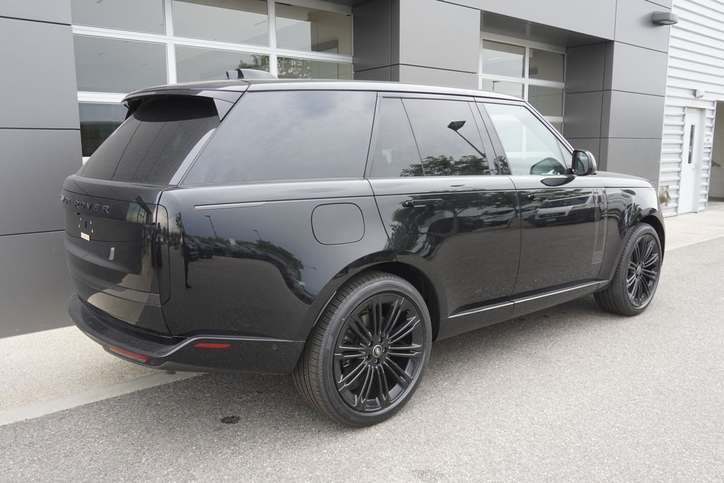2025 Land Rover Range Rover SE photo 4