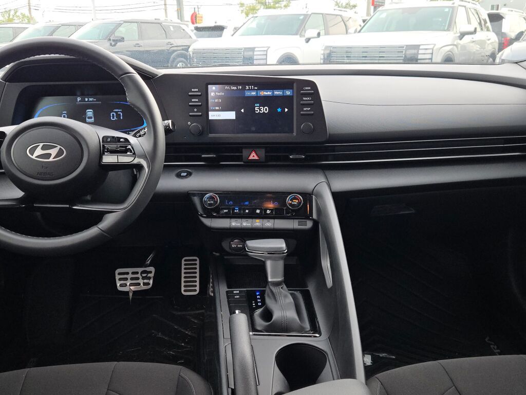 2025 Hyundai Elantra SEL Sport photo 17