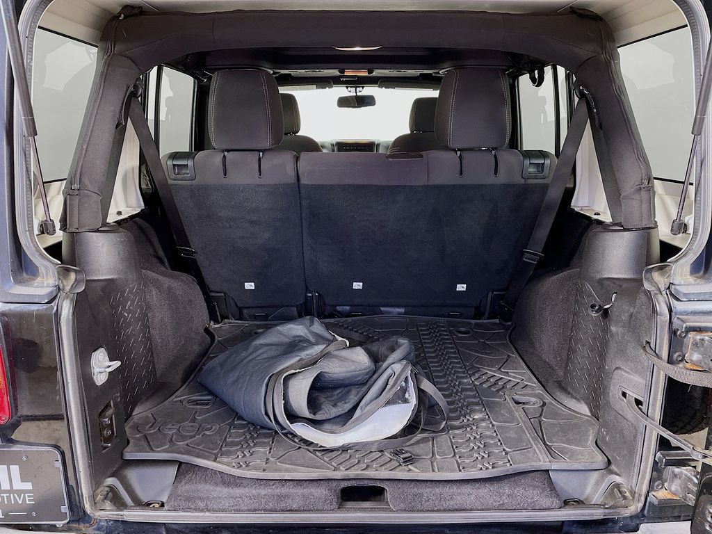 2015 Jeep Wrangler Unlimited Sahara photo 21