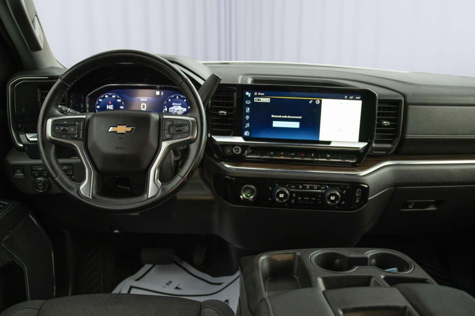 2023 Chevrolet Silverado 1500 LT photo 3