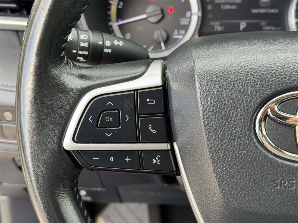 2023 Toyota Highlander LE photo 2