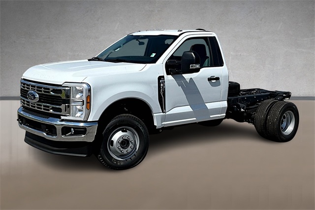 2025 Ford F-350 Super Duty Chassis Cab XL's photo