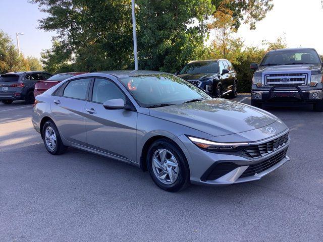 2025 Hyundai Elantra SE photo 3