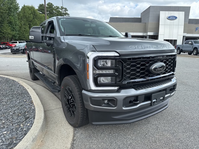 2025 Ford F-350 photo 3