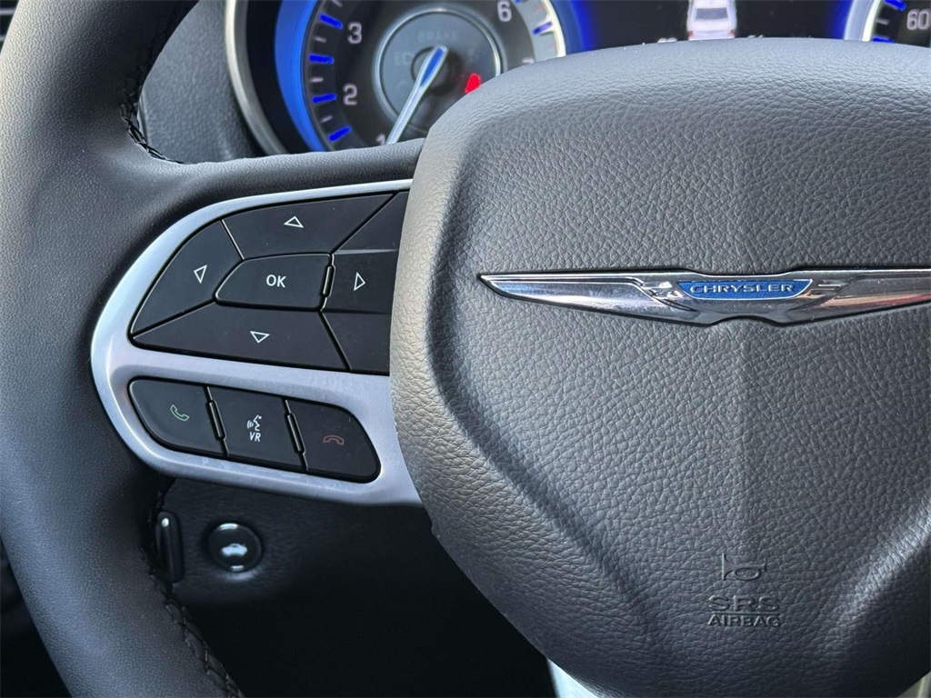 2023 Chrysler 300 Touring photo 21