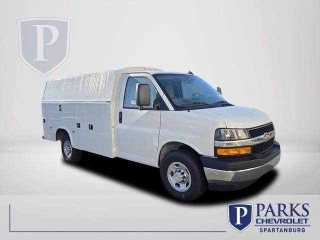 2025 Chevrolet Express Base's photo