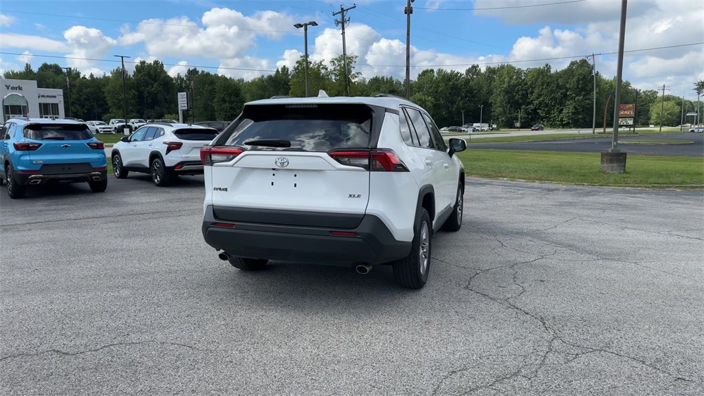 2023 Toyota RAV4 XLE photo 7