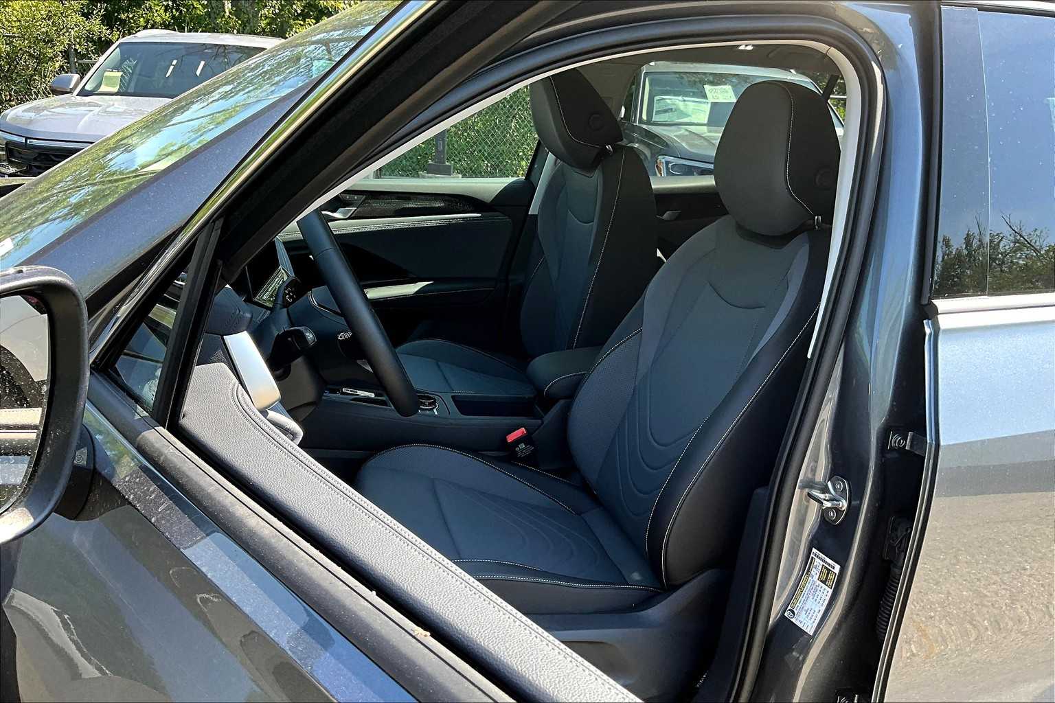 2025 Volkswagen Tiguan SE photo 10