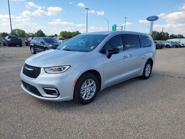 2026 Chrysler Pacifica photo 13