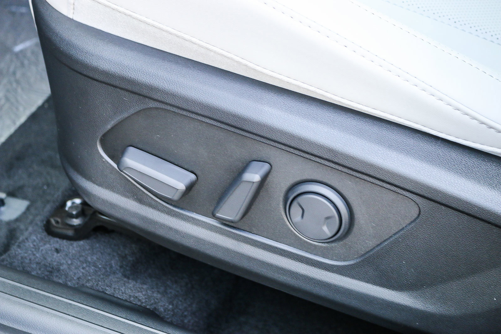 New 2025 Titan Gray Hyundai SEL Convenience image 23