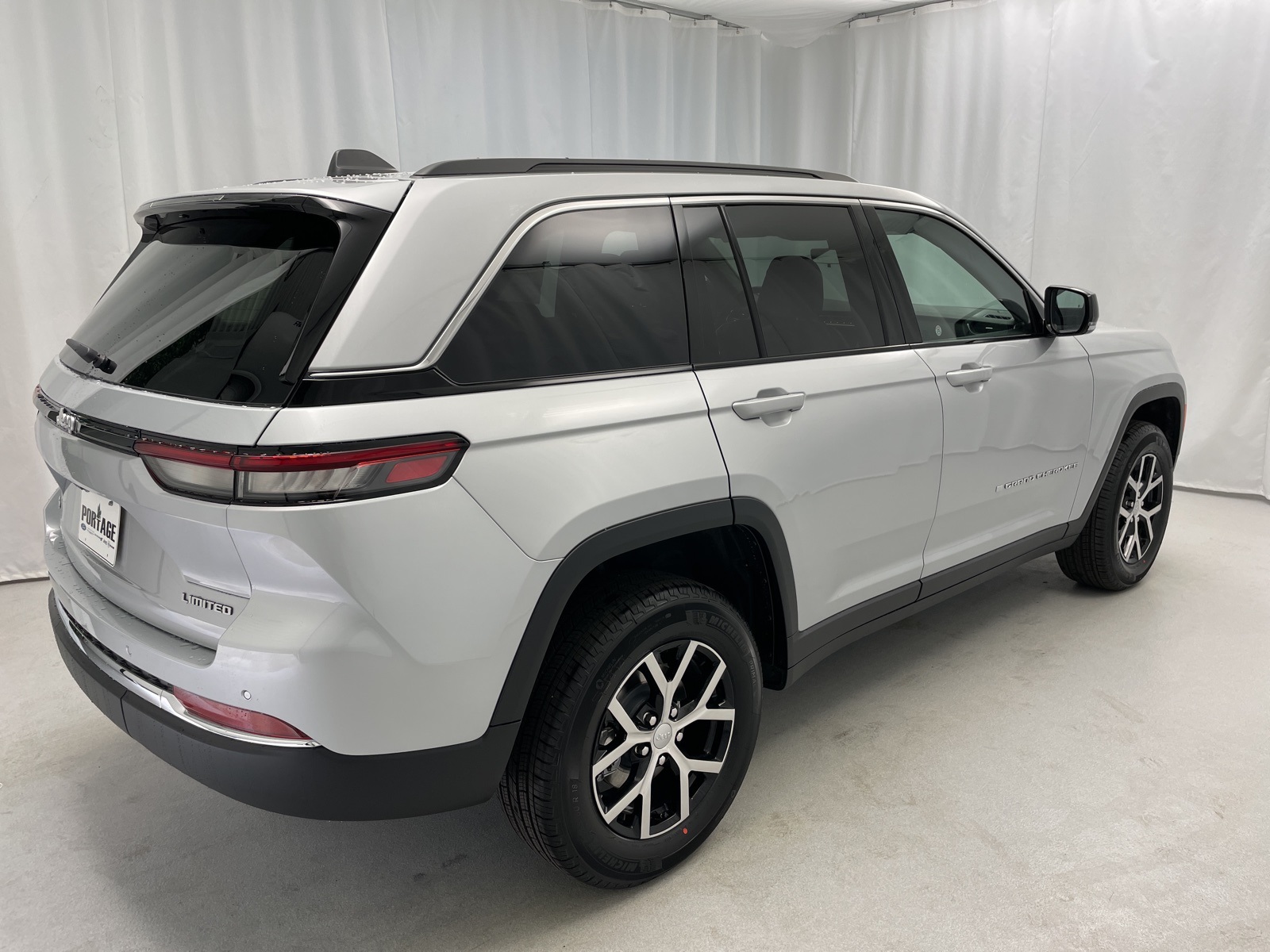 2025 Jeep Grand Cherokee Limited photo 2