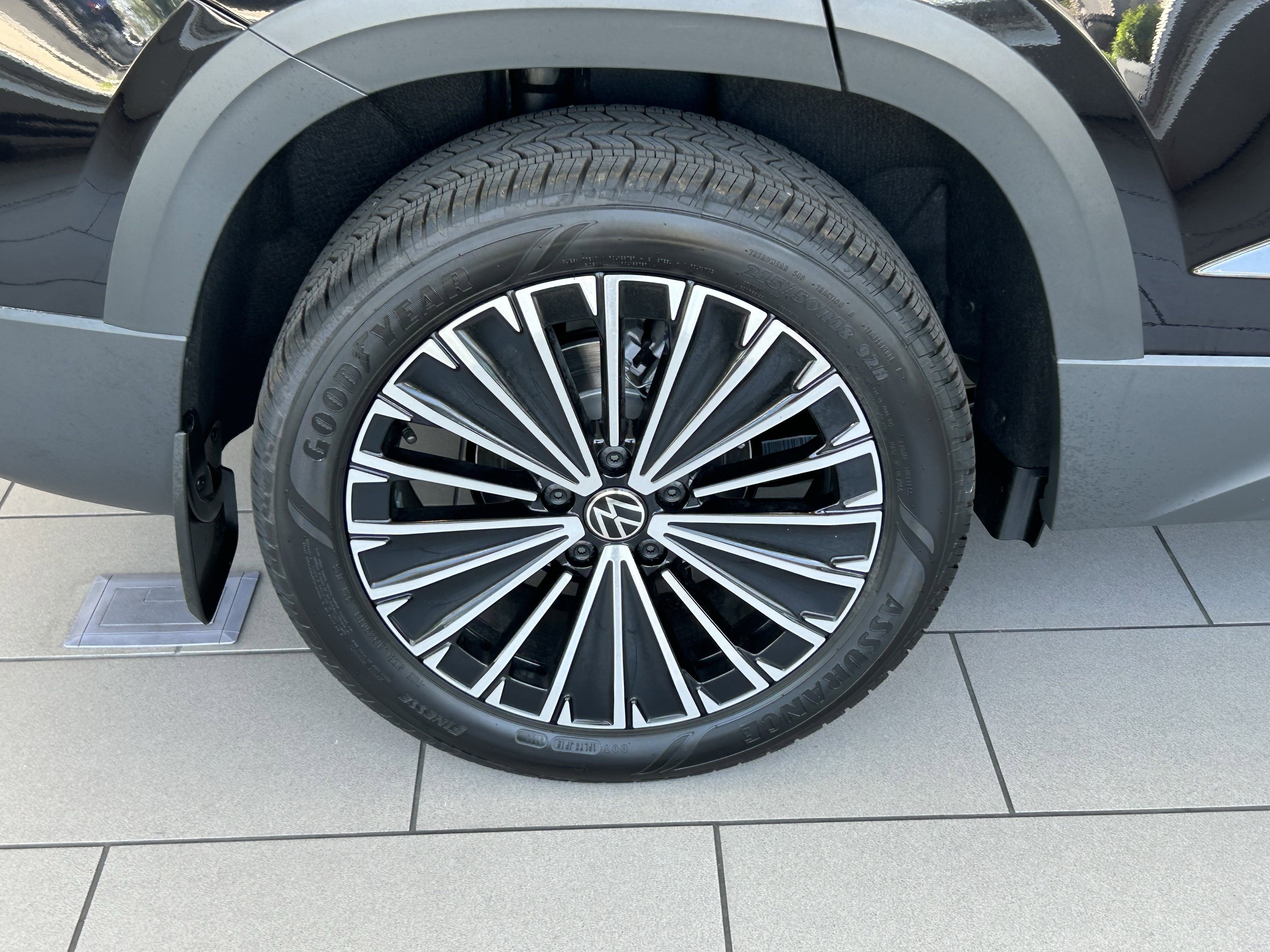 2025 Volkswagen Taos SE photo 4