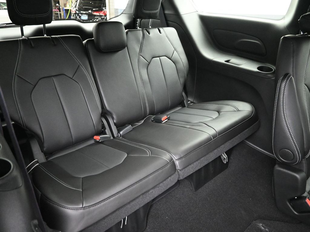 2026 Chrysler Voyager LE photo 7
