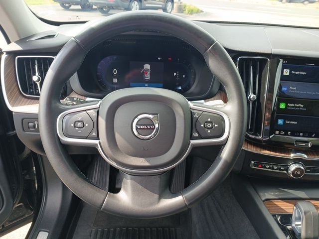2022 Volvo XC60 B5 Momentum photo 15