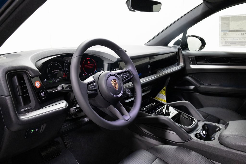 2025 Porsche Cayenne photo 3