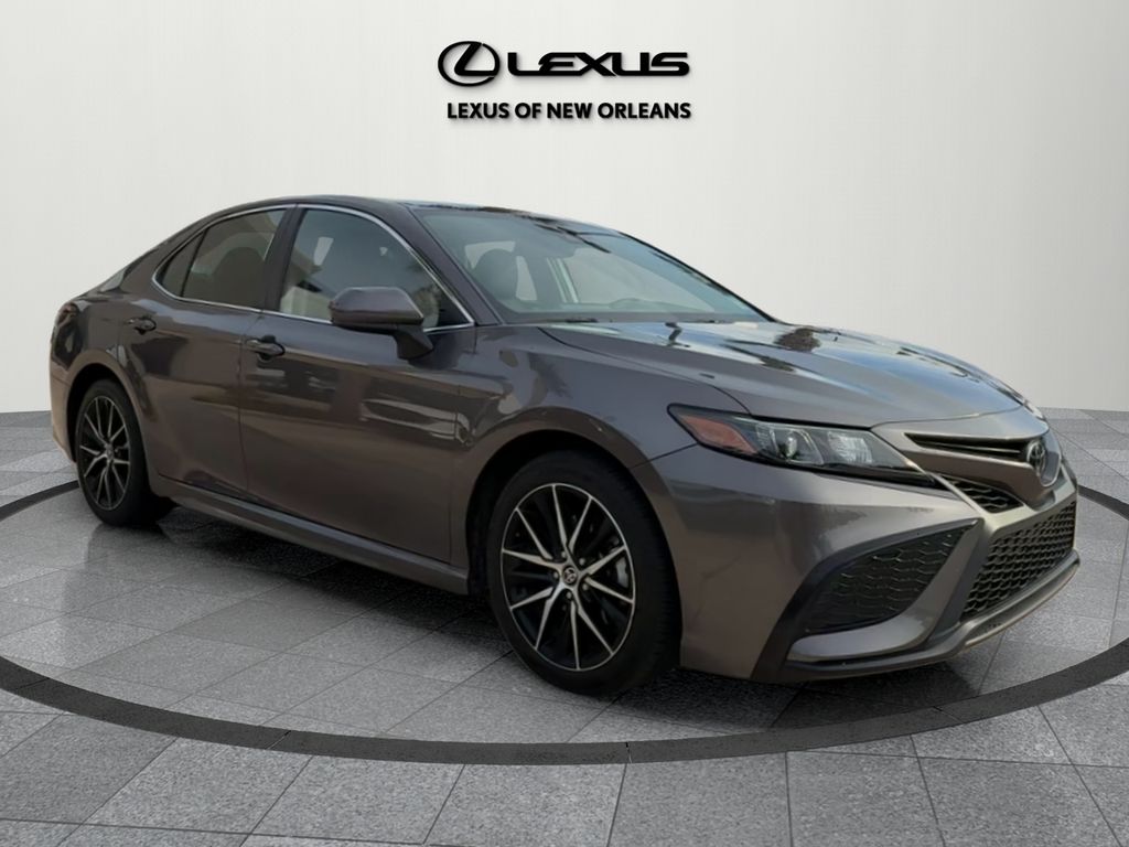 2021 Toyota Camry SE's photo