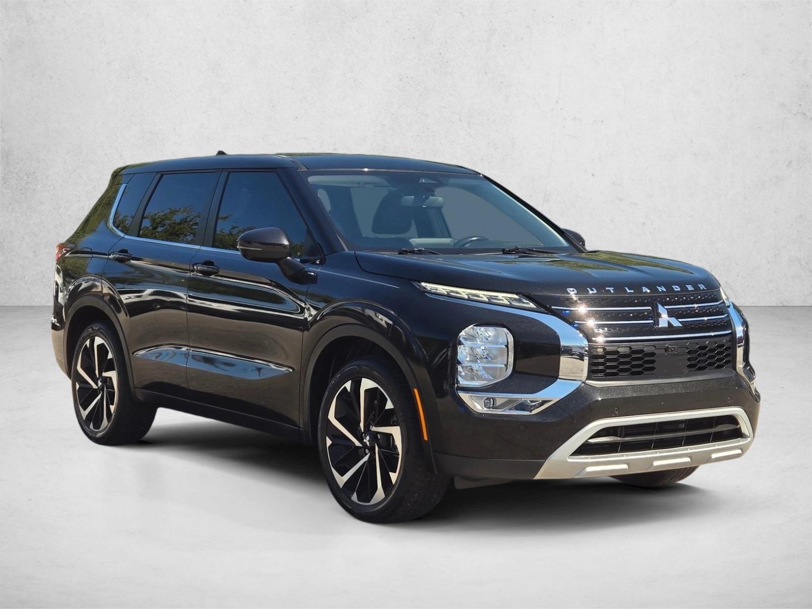 2023 Mitsubishi Outlander SE photo 3