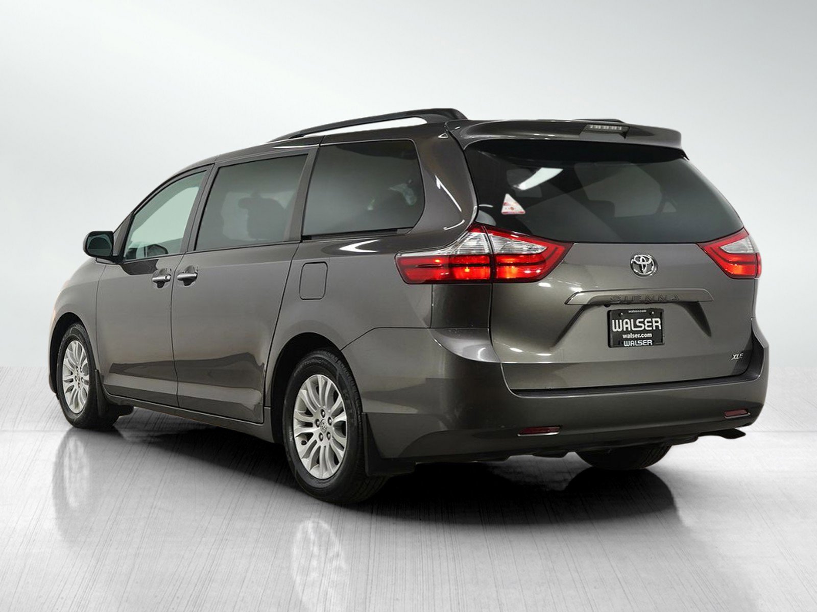 2015 Toyota Sienna XLE photo 3