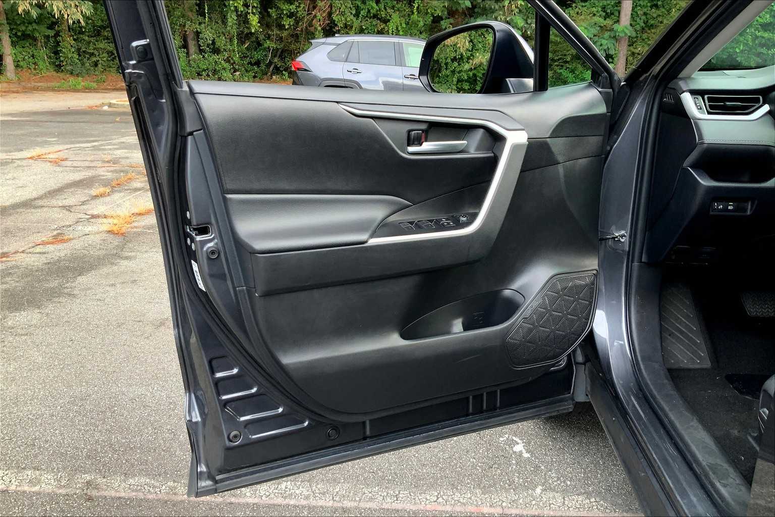 2023 Toyota RAV4 XLE photo 18