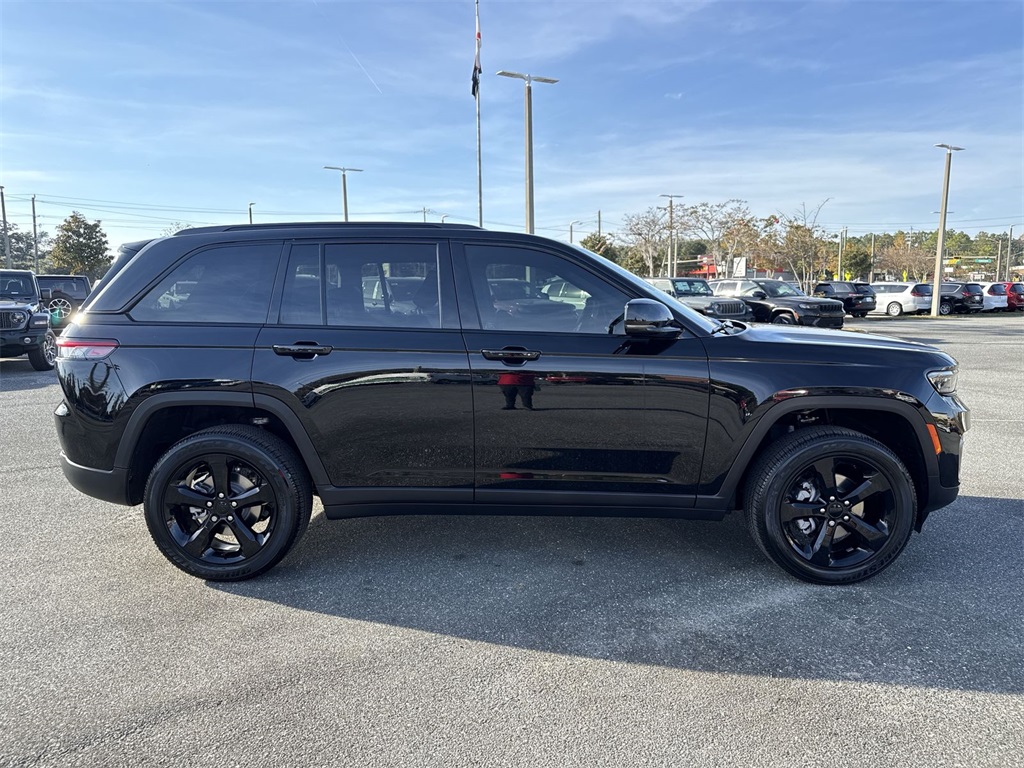 2025 Jeep Grand Cherokee Altitude photo 2