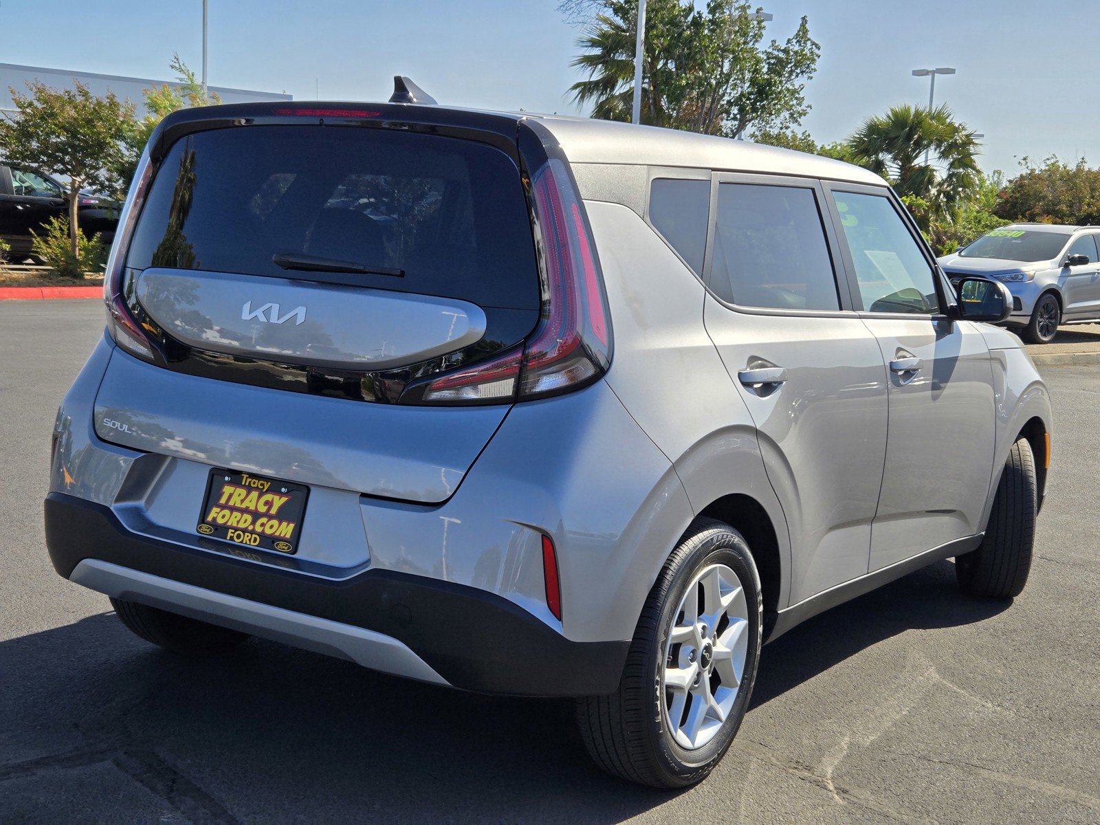 2024 Kia Soul LX photo 2