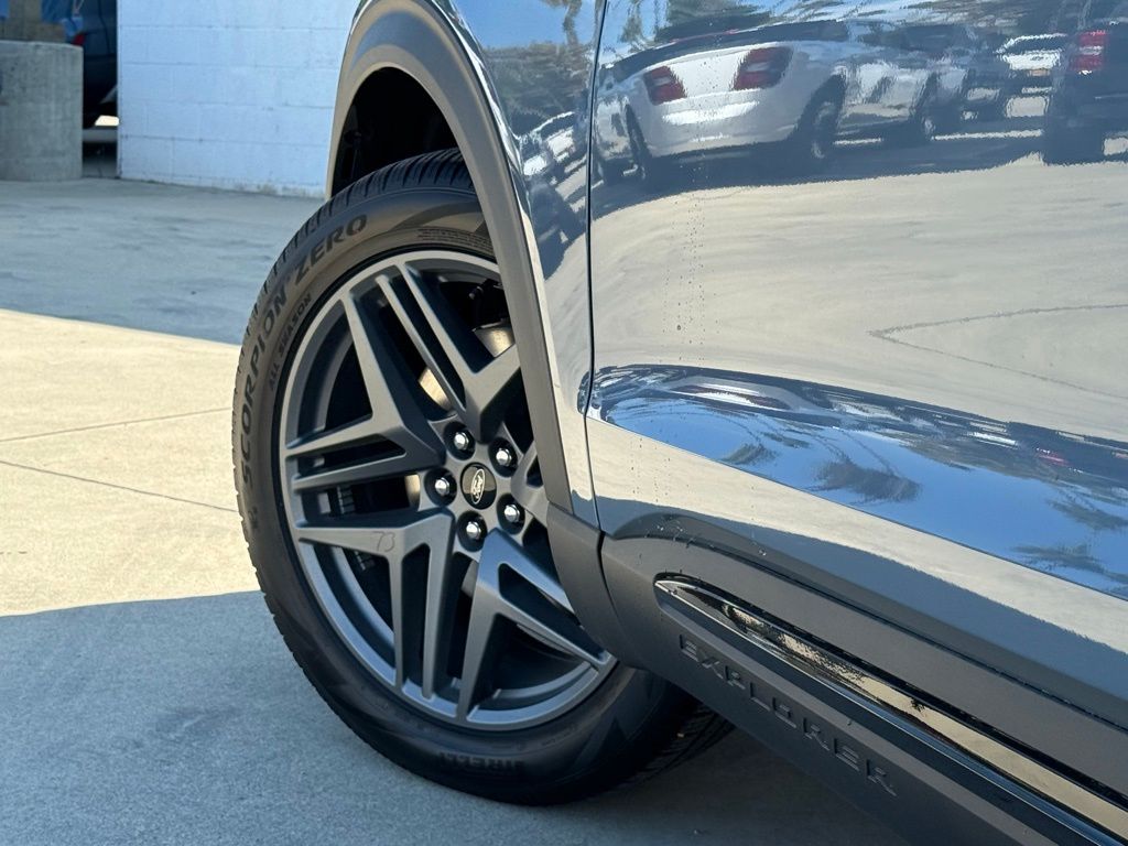 2025 Ford Explorer ST-Line photo 13