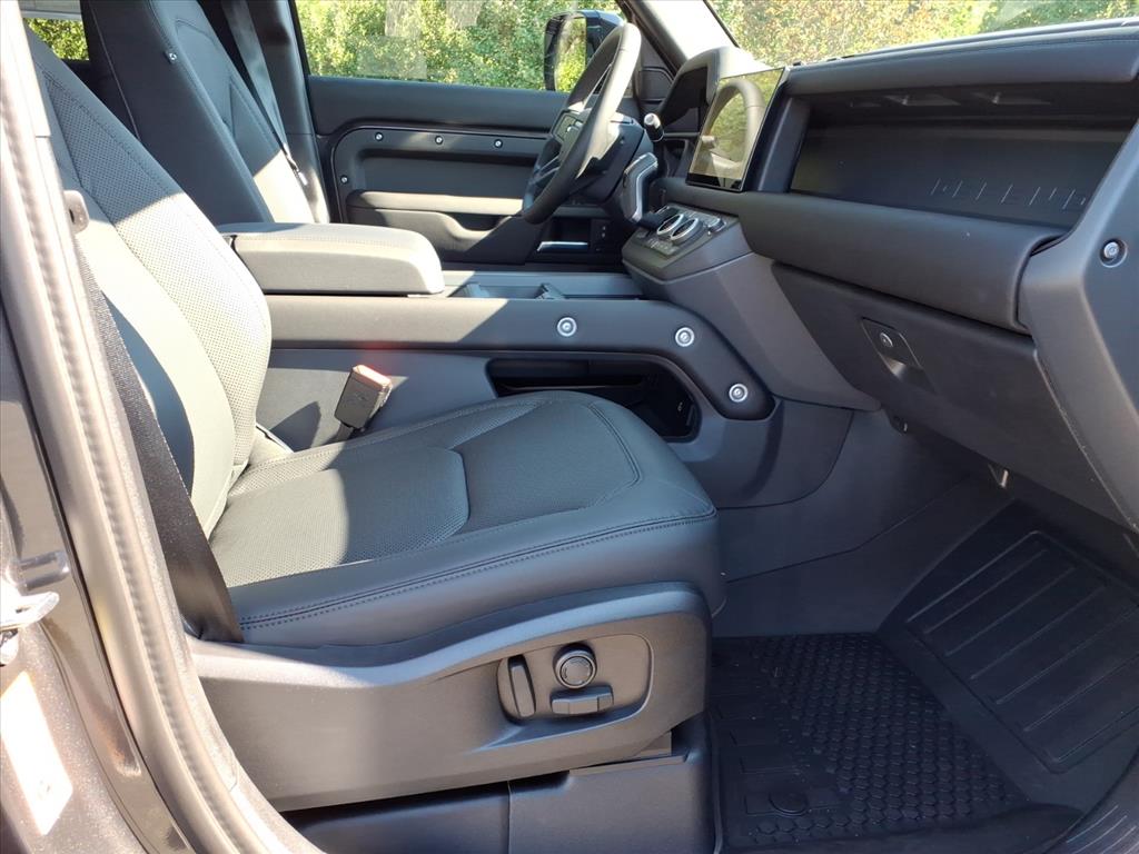 2025 Land Rover Defender 110 S photo 3