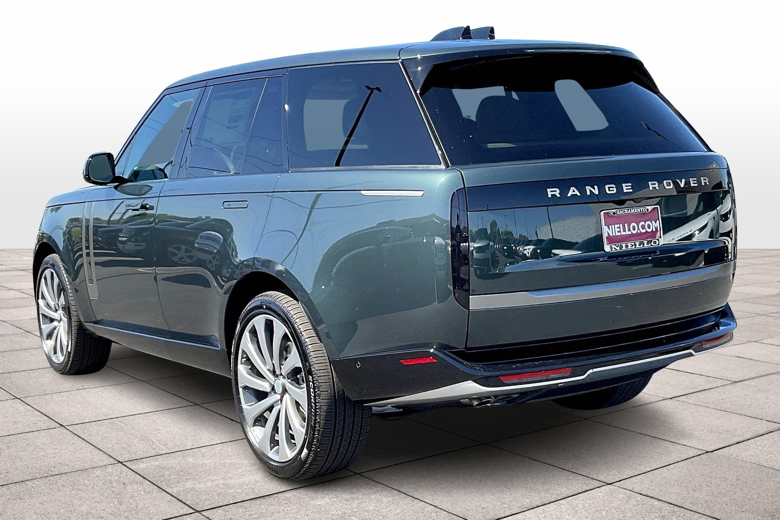 2025 Land Rover Range Rover SE photo 3