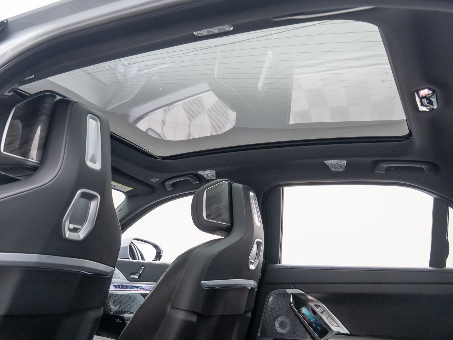 New 2025 Brooklyn Grey Metallic BMW 750e xDrive image 18