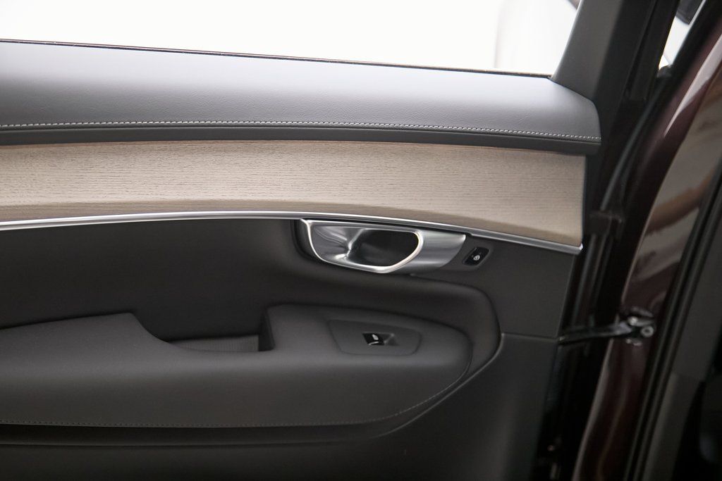 2025 VOLVO XC90 - Image 18