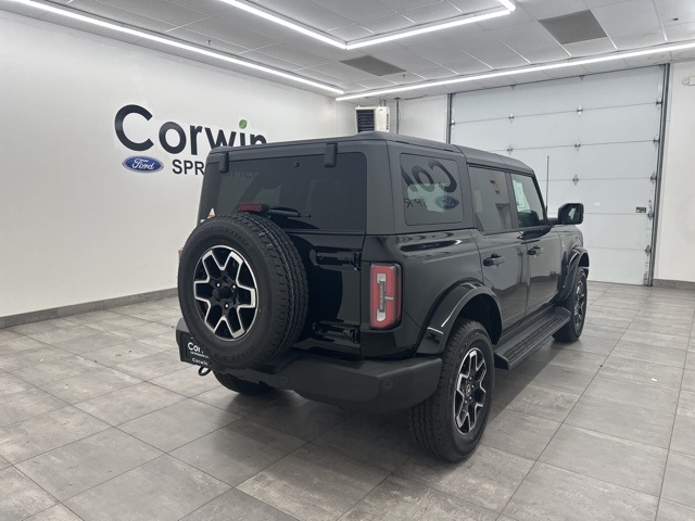 2025 Ford Bronco Outer Banks photo 2