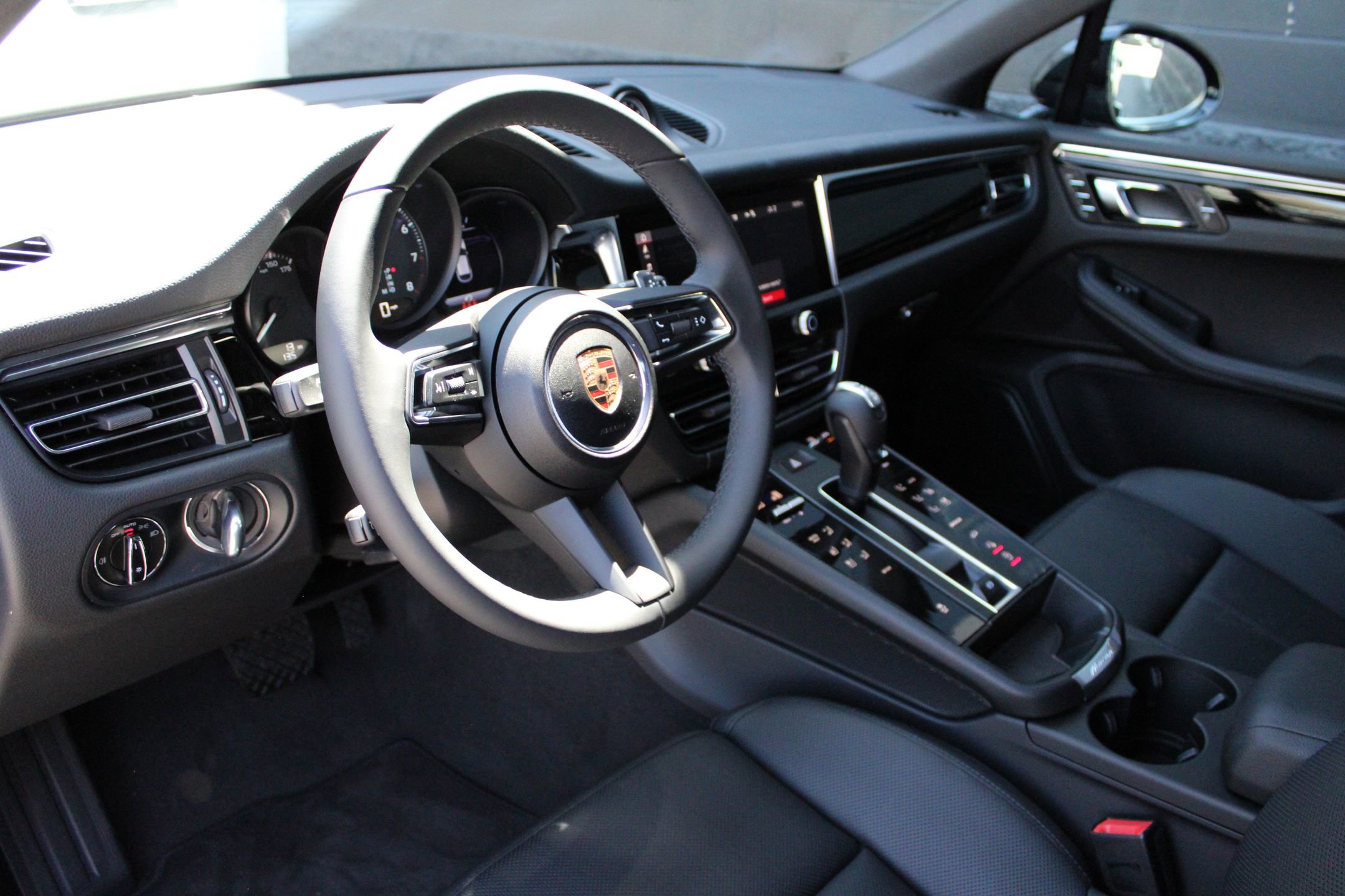 2025 Porsche Macan T photo 4