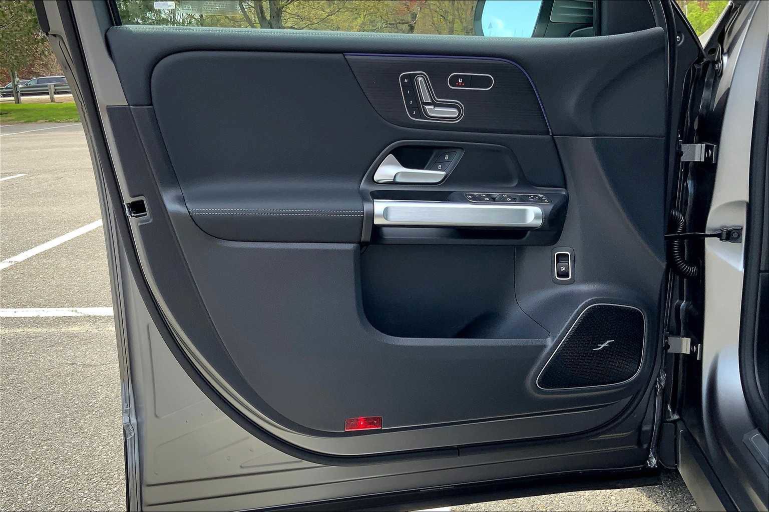 2025 Mercedes Benz EQB 300 4MATIC photo 3
