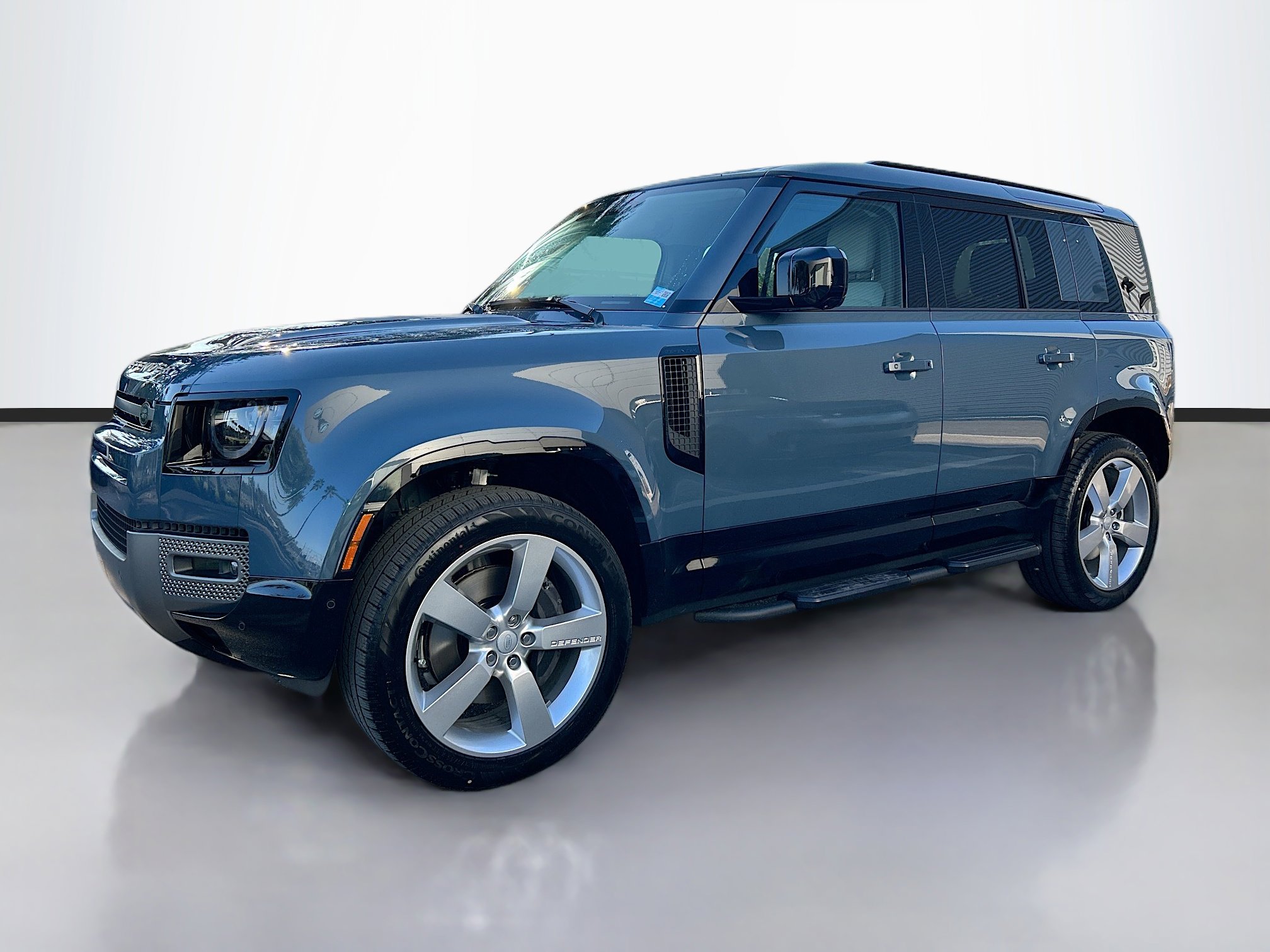 2025 Land Rover Defender X-Dynamic SE's photo