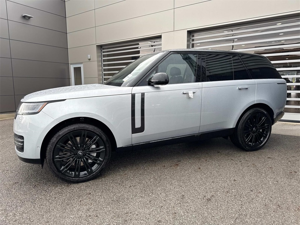 2025 Land Rover Range Rover SE photo 3