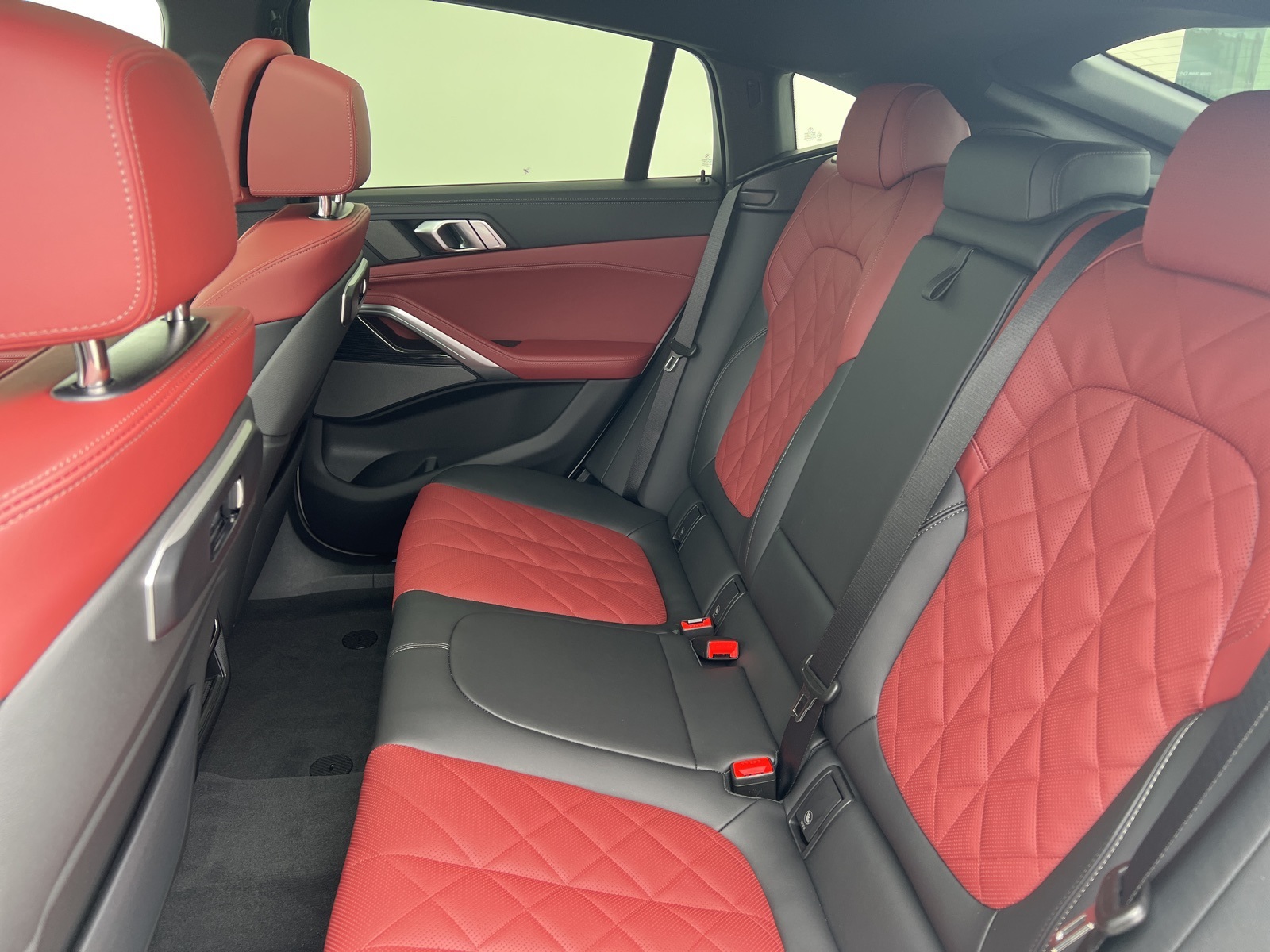 New 2026 Mineral White Metallic BMW xDrive40i image 10