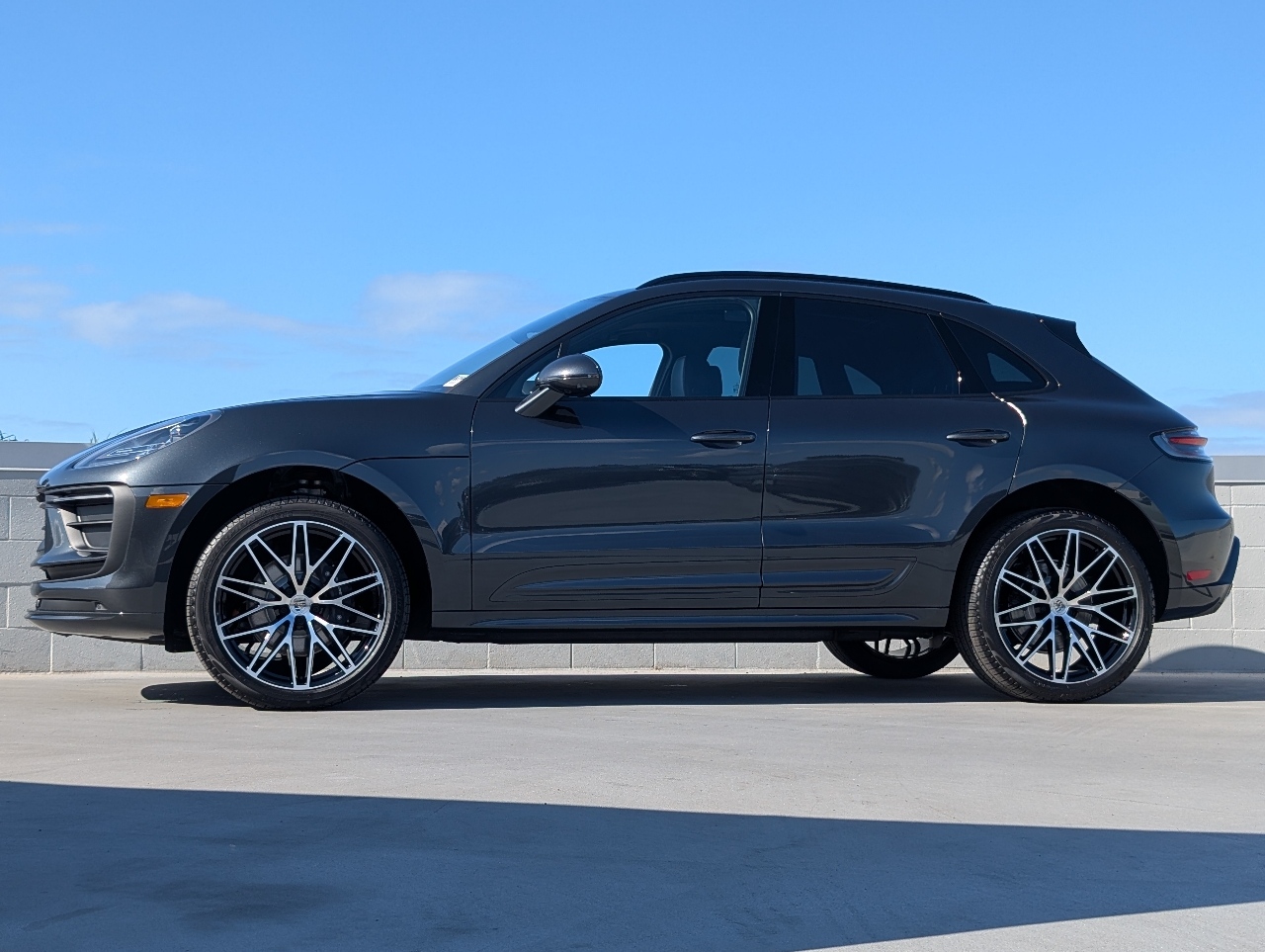 2026 Porsche Macan T photo 2
