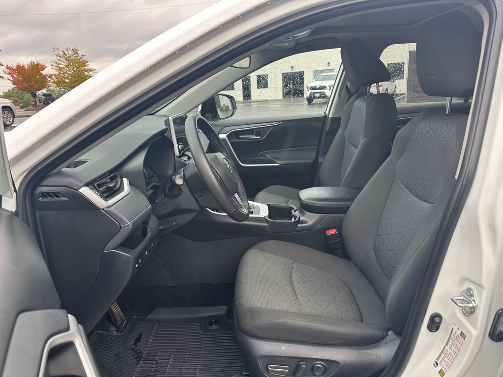 2024 Toyota RAV4 XLE photo 13