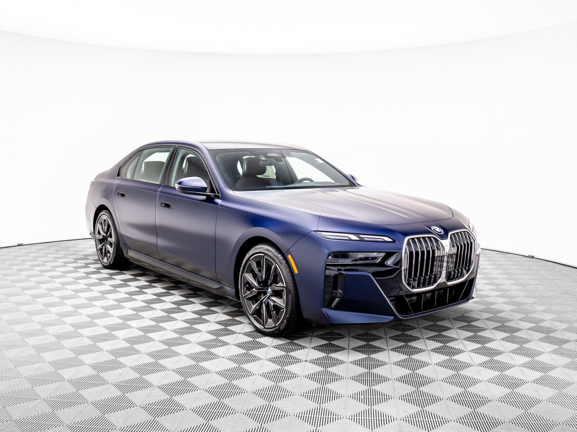 New 2025 Frozen Tanzanite Blue Metallic BMW 750e xDrive image 8