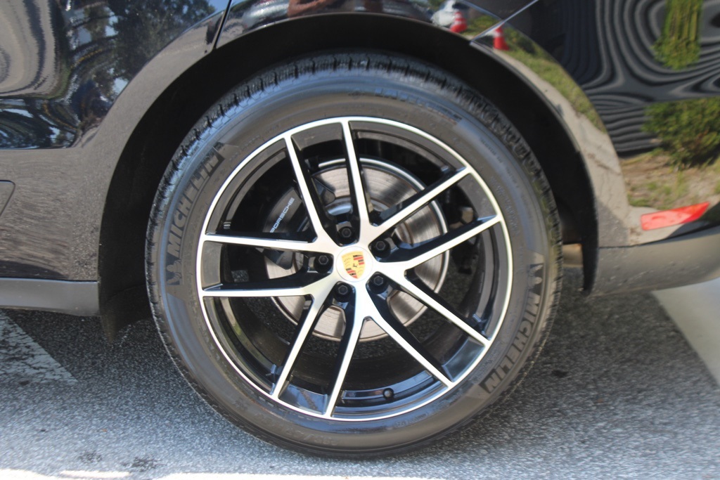 2025 Porsche Macan T photo 13