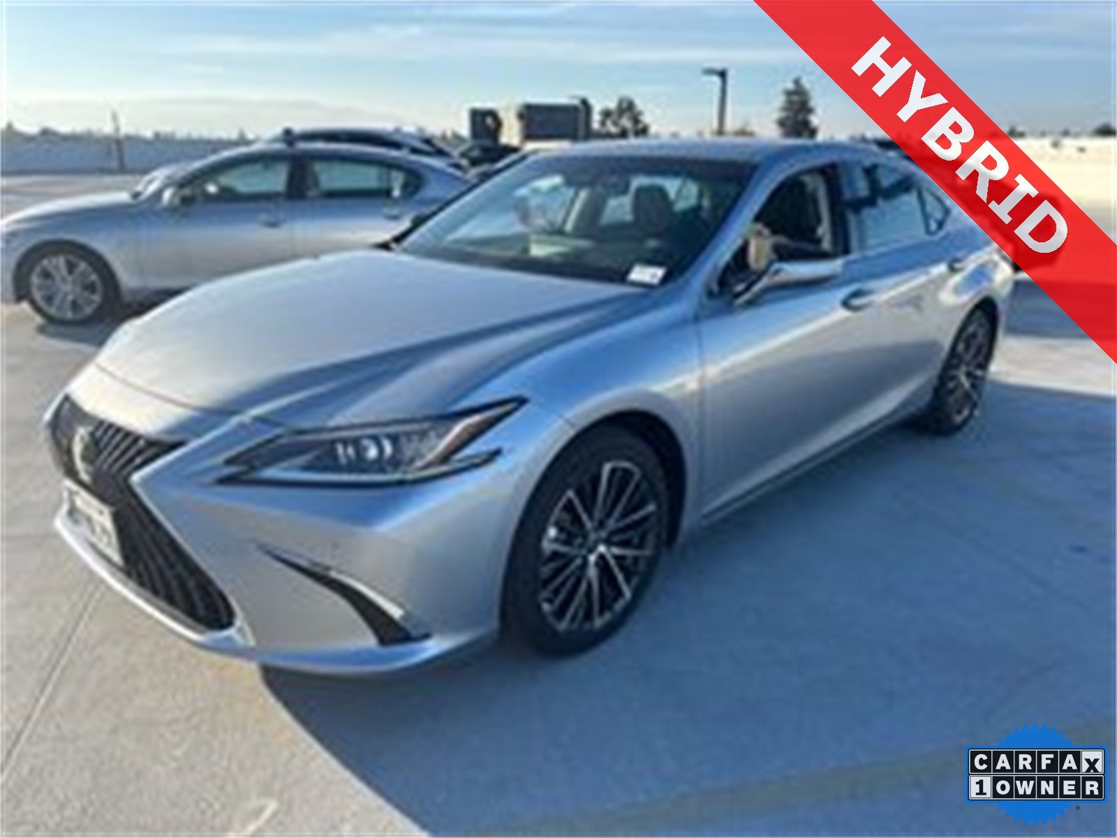 2025 Lexus ES Hybrid 300h's photo