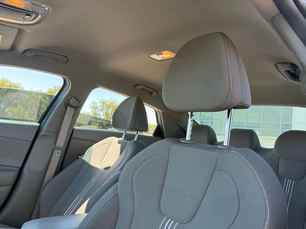 2023 Hyundai Elantra SEL photo 8