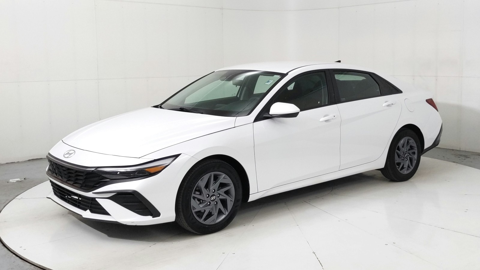 Used 2024 Serenity White Hyundai SEL image 1