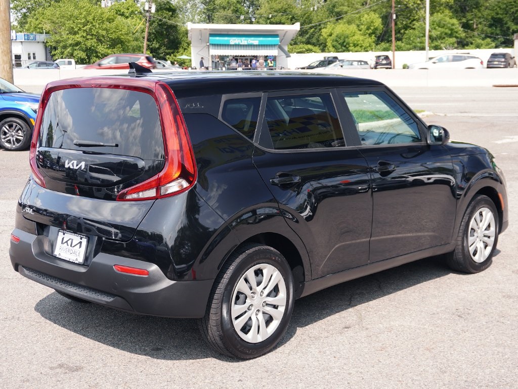 2022 Kia Soul LX photo 2
