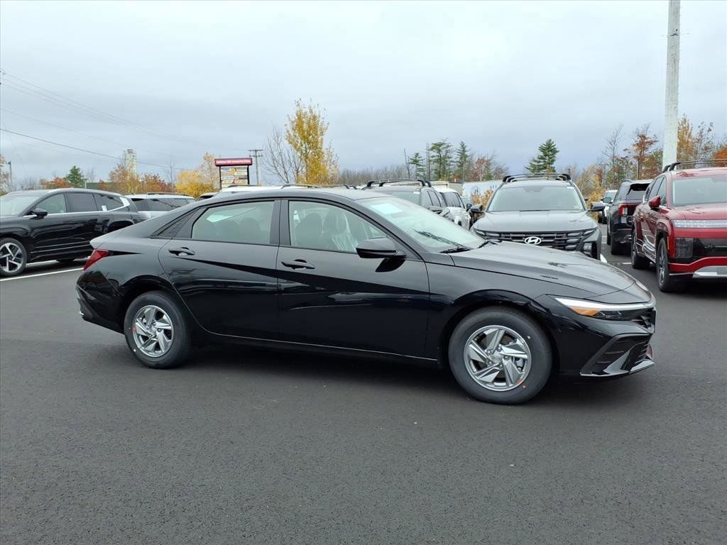 2026 Hyundai Elantra SE photo 4