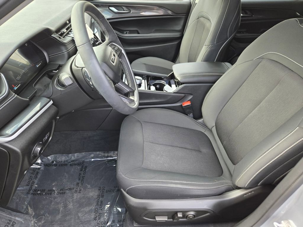 2023 Jeep Grand Cherokee Laredo photo 10