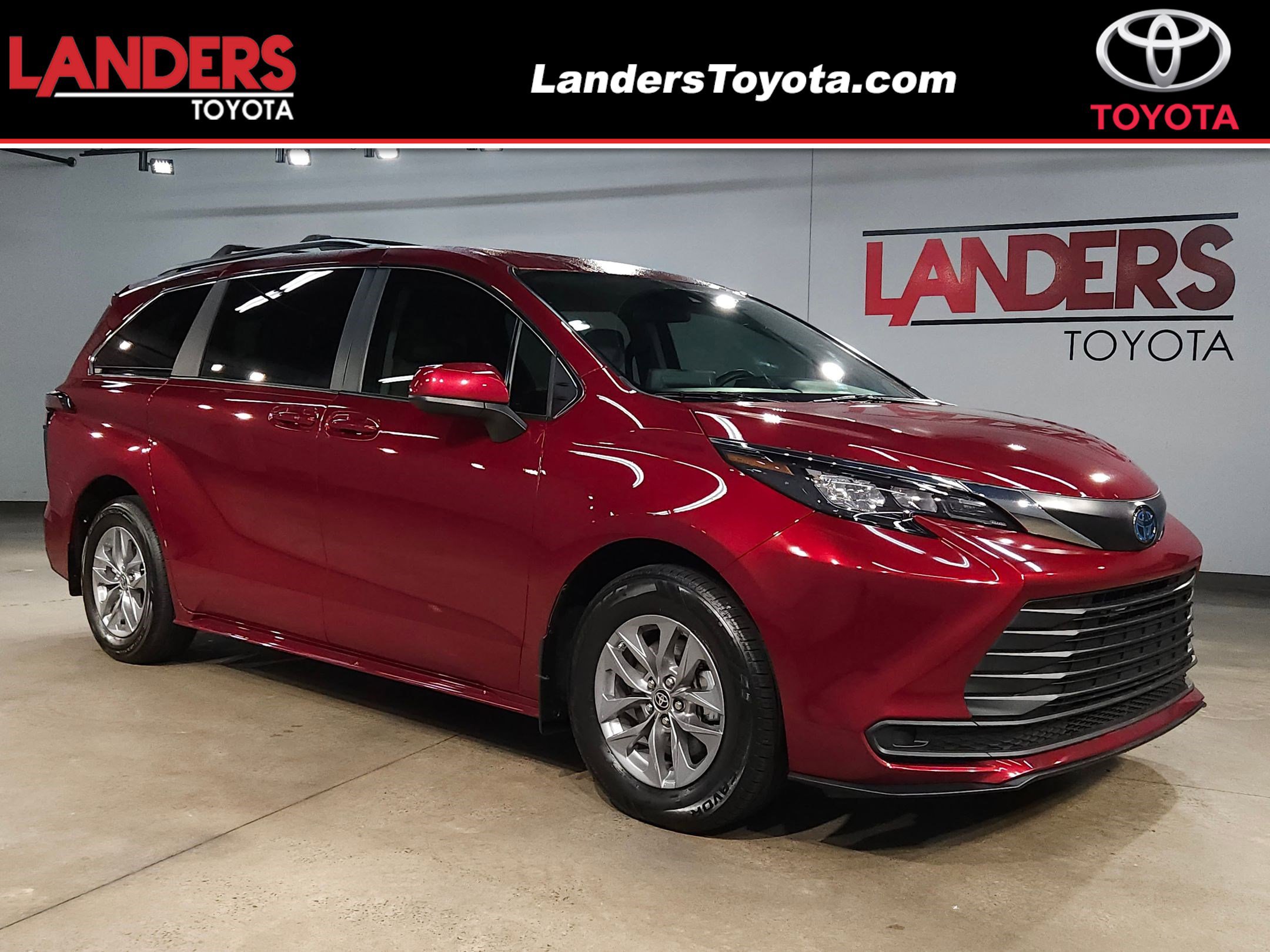 2024 Toyota Sienna LE's photo