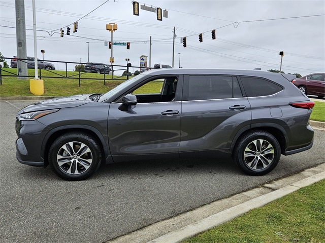 2022 Toyota Highlander Hybrid XLE photo 2